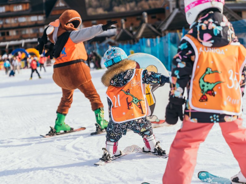 Maskotka szkoły narciarskiej Stokuś uczy najmłodszych poprawnej postawy