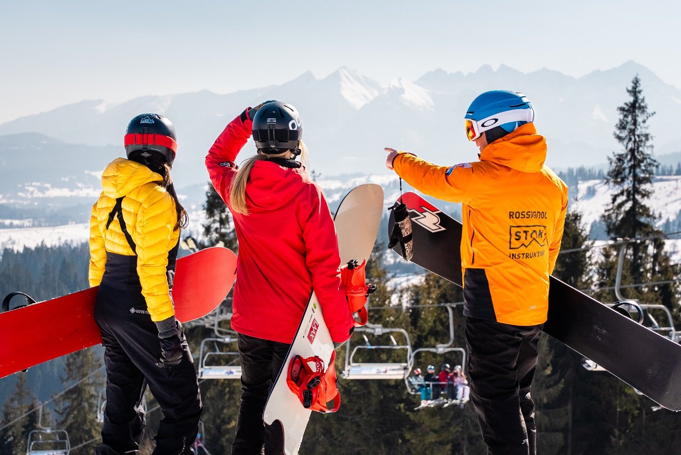 Instruktor Szkoły STOK z dwiema snowboardzistkami - planują trasę na Kotelnicy Białczańskiej