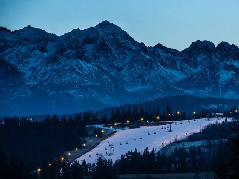 Widok z lotu ptaka na Kotelnicę Białczańską i Tatry